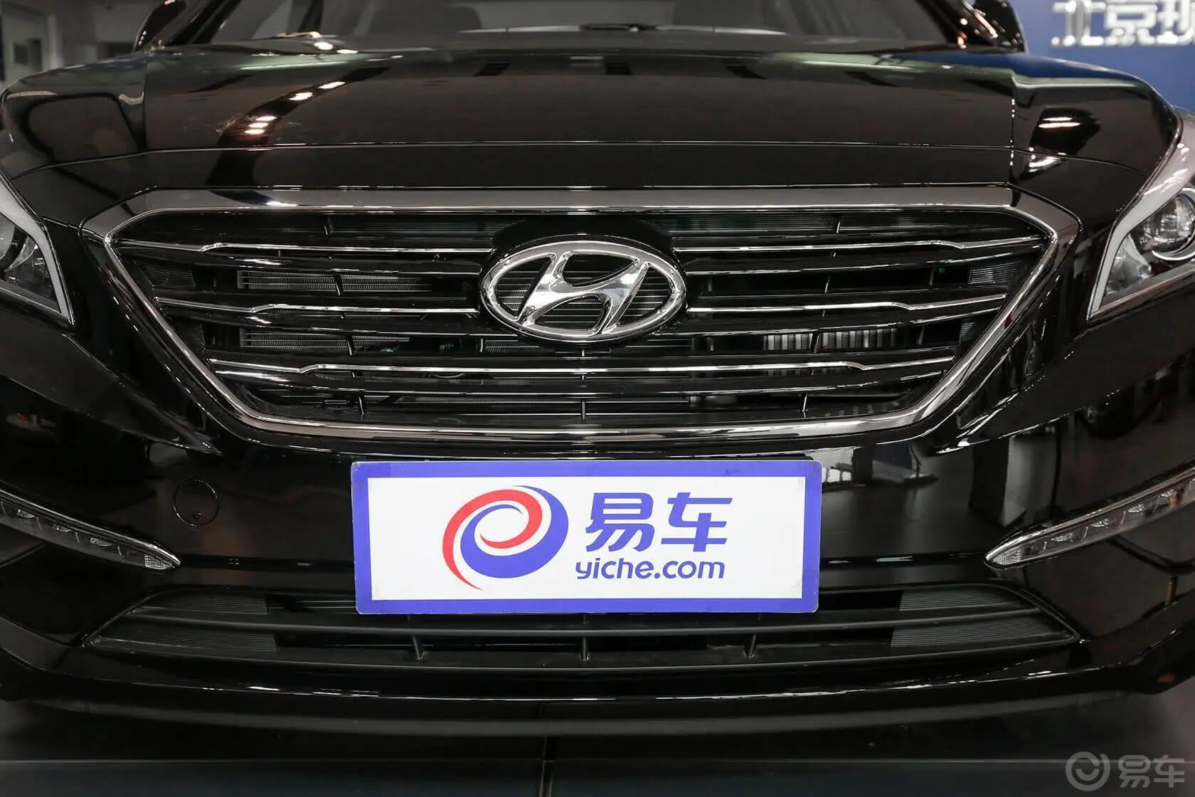 索纳塔1.6T 自动 GLS 智能型+全景天窗前格栅侧俯拍