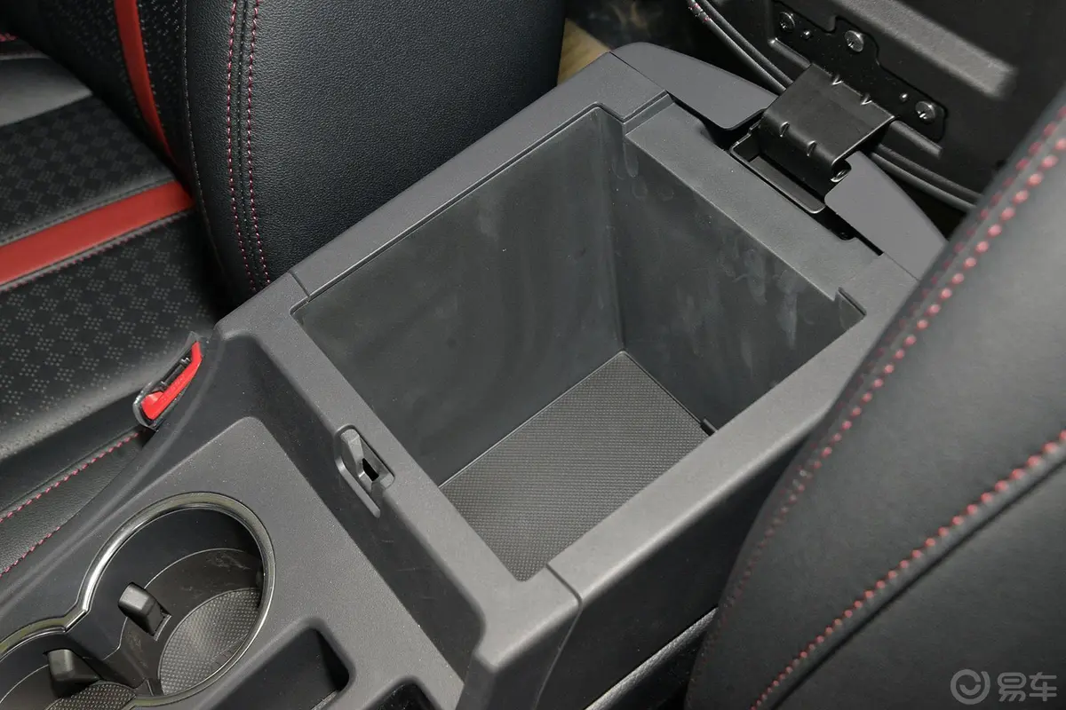 比亚迪S71.5T 手动 尊贵型 7座前排中央扶手箱空间