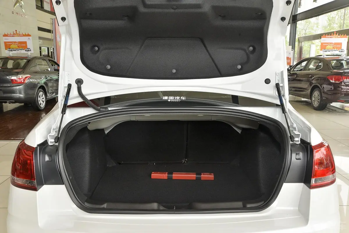 世嘉三厢 1.6L 手动 品享型 VTS版行李箱空间