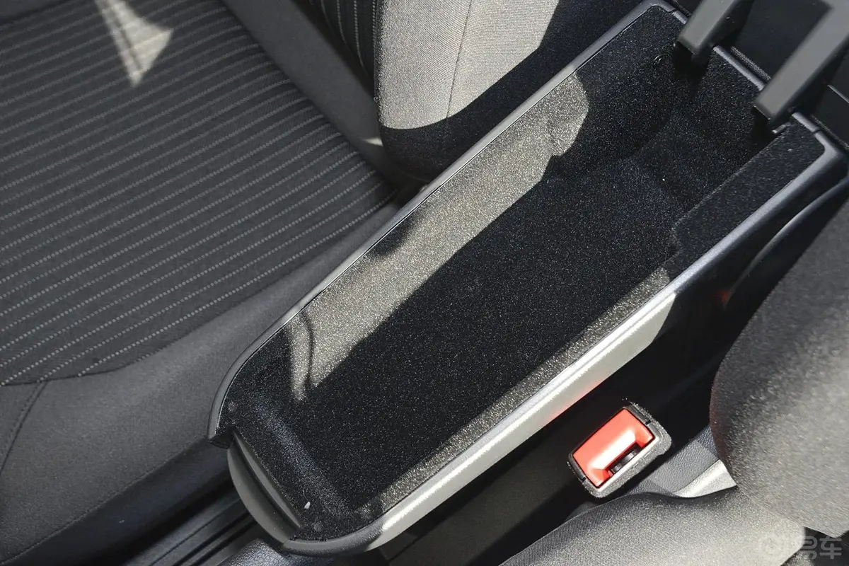 捷达质惠版 1.6L 手动舒适型前排中央扶手箱空间