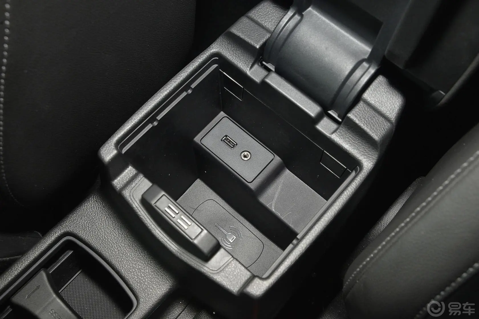 福克斯两厢 Ecoboost125 手动 超能风尚型前排中央扶手箱空间