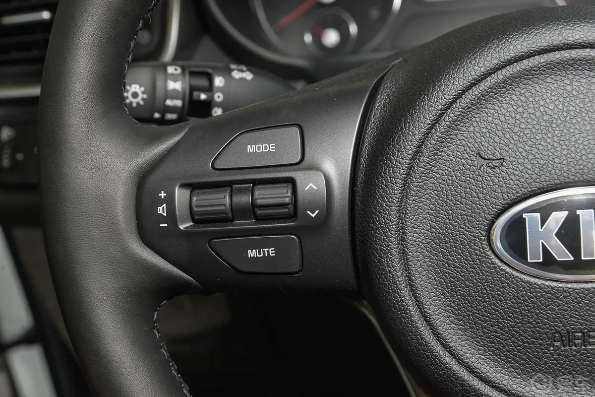 索兰托索兰托L 2.4GDI 四驱 尊贵版 7座 汽油 国V方向盘功能键（左）