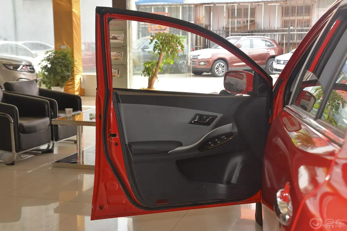 众泰Z300新视界版 1.5L 手动 豪华型驾驶员侧车门内门板