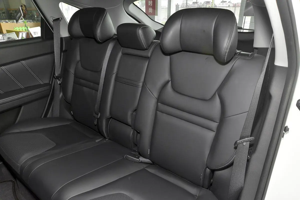 优6 SUV1.8T 魅力升级型前排空间