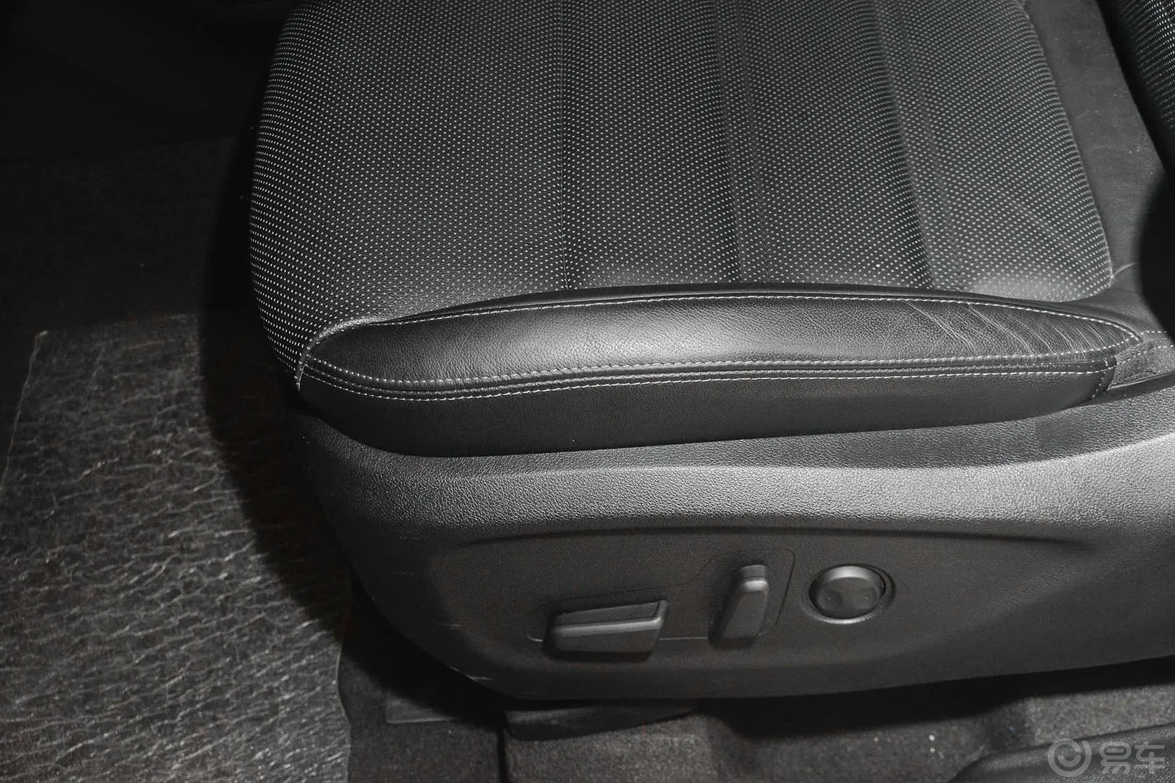 索兰托索兰托L 2.4GDI 汽油 4WD 精英版 七座 国IV座椅调节键