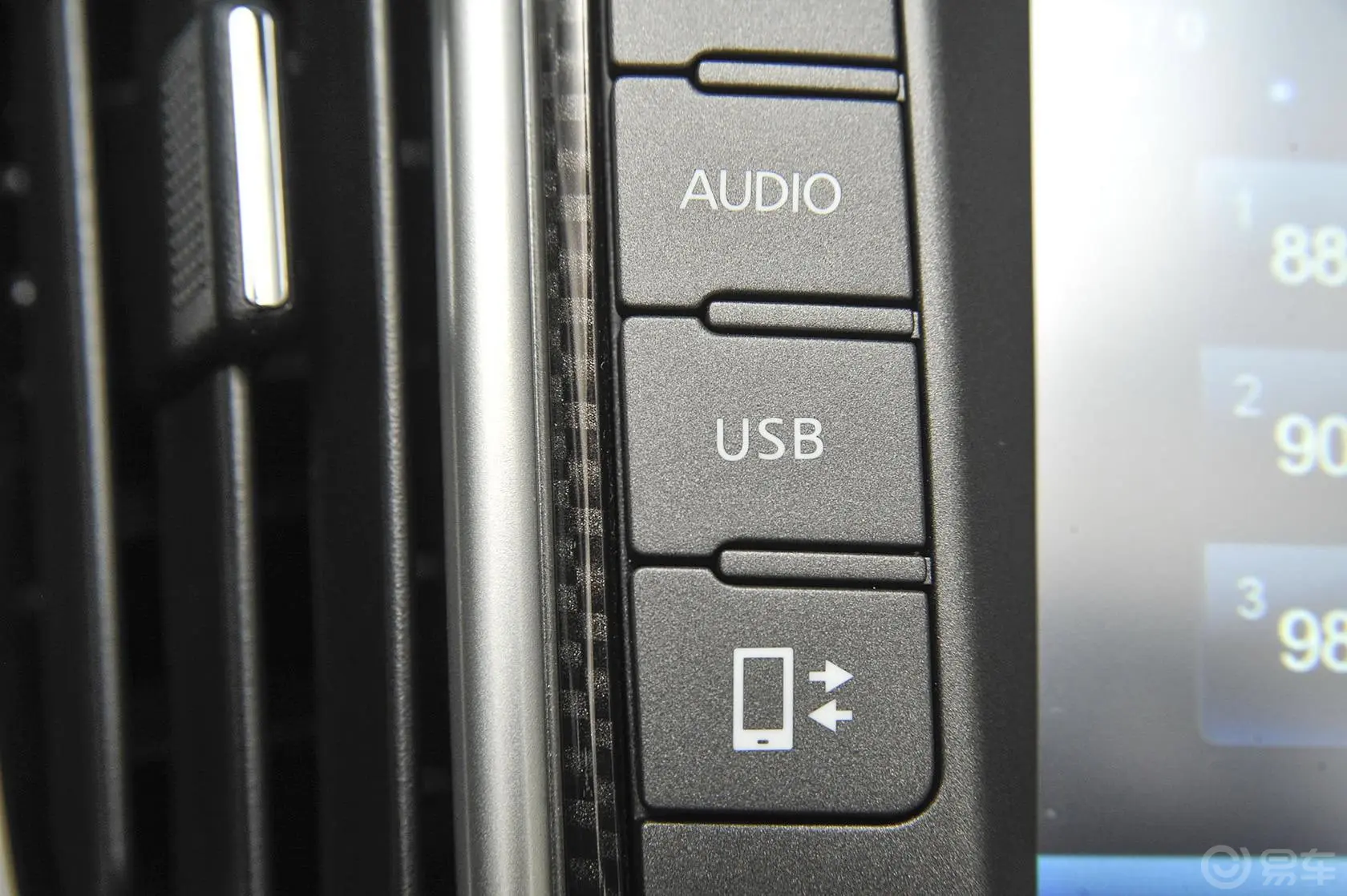 启辰T702.0L CVT 睿享版USB接口