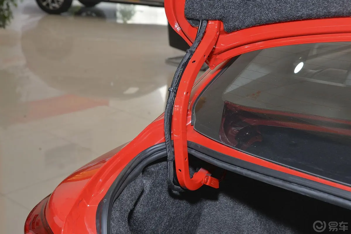 众泰Z300新视界版 1.5L 手动 豪华型行李厢支撑杆