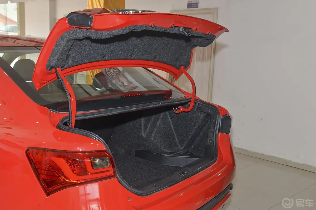 众泰Z300新视界版 1.5L 手动 豪华型行李厢开口范围