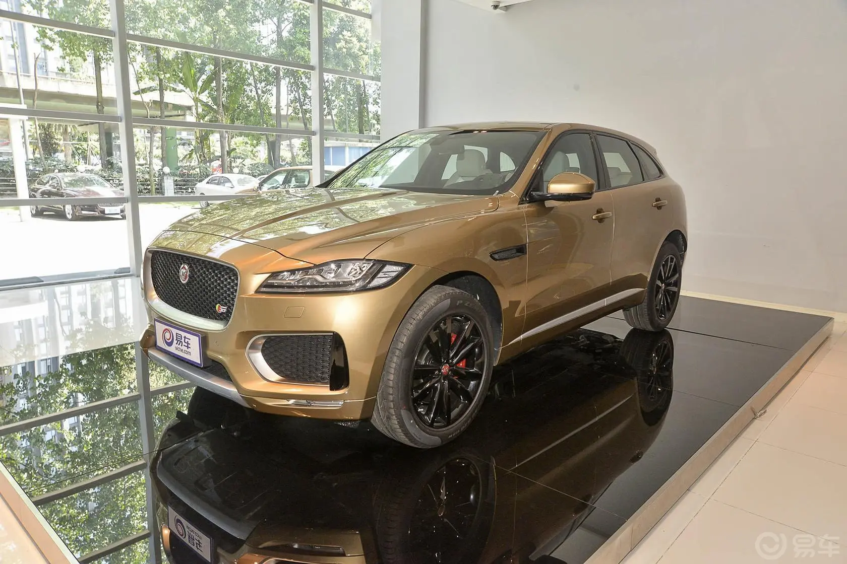 捷豹F-PACE3.0T 首发限量版侧前45度车头向左水平