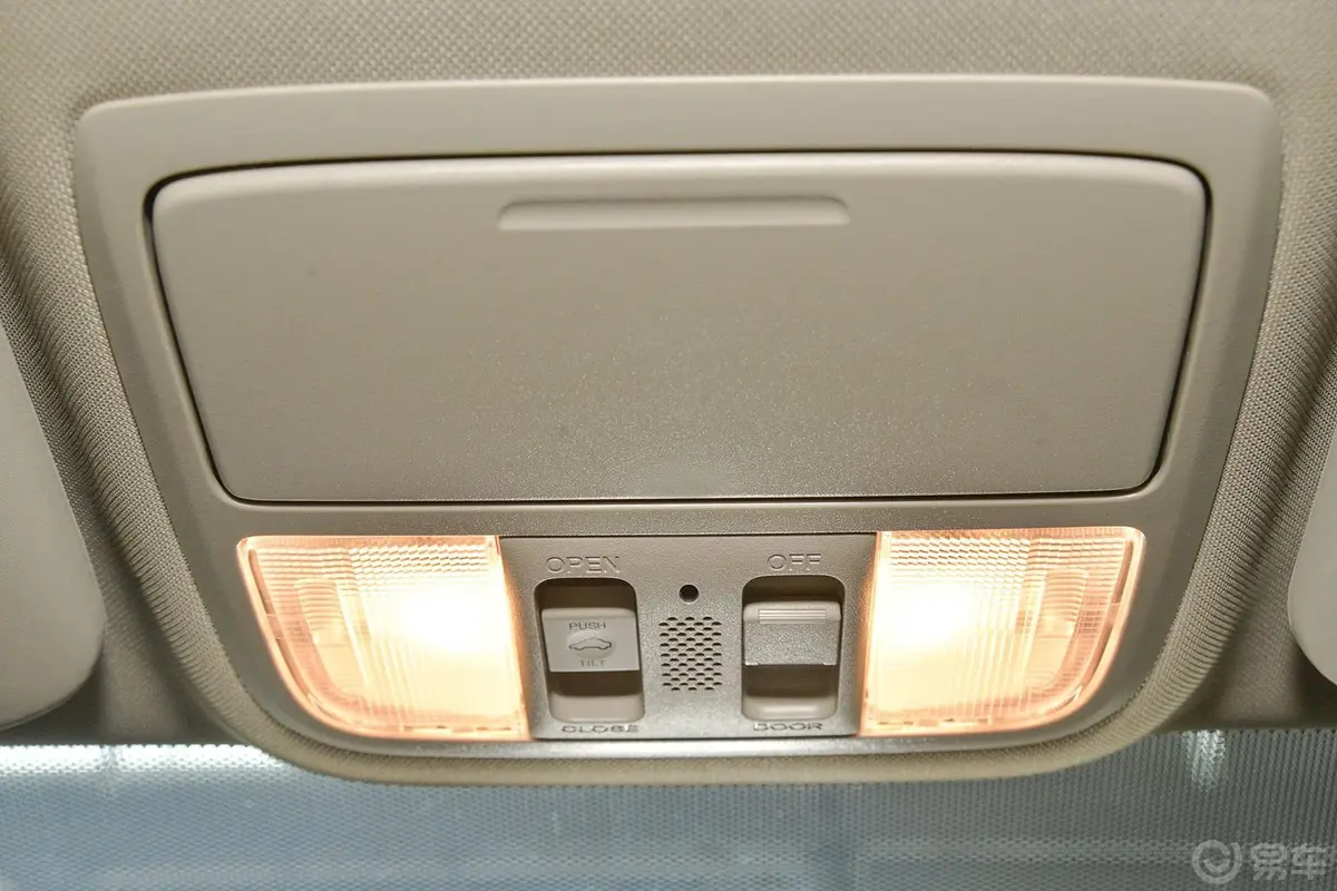 本田CR-V2.0L 两驱 都市版前排车顶中央控制区