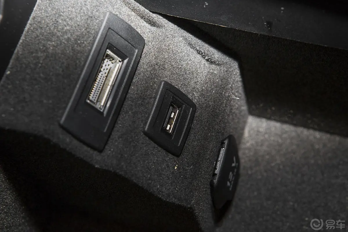 奔驰SL级350 时尚型USB接口