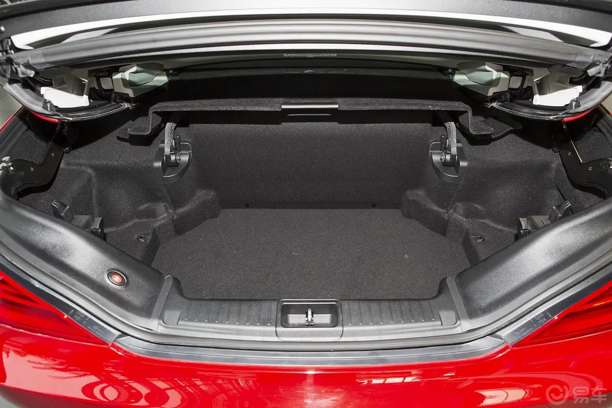 奔驰SL级350 时尚型行李箱空间