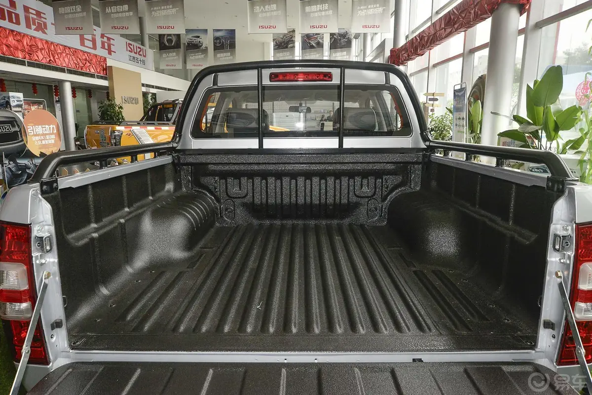 瑞迈2.8T 四驱超豪华款行李箱空间