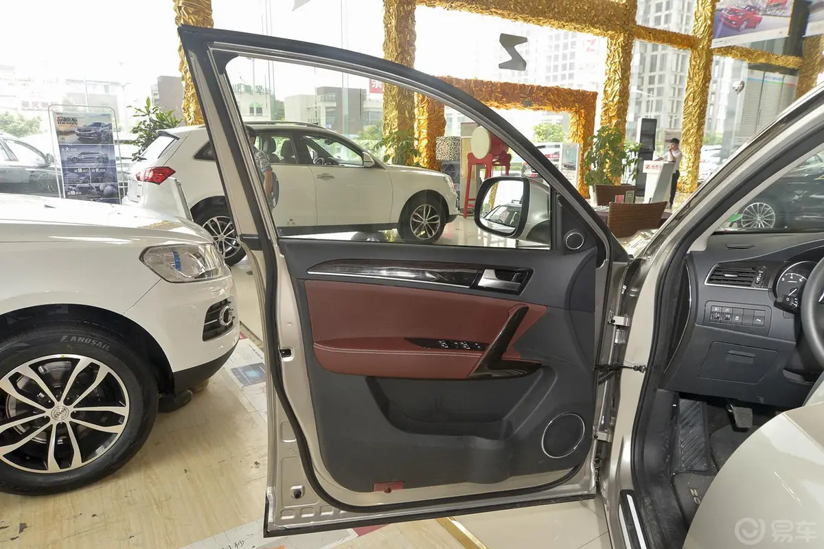 众泰T600家用版 2.0T 手动 豪华型驾驶员侧车门内门板