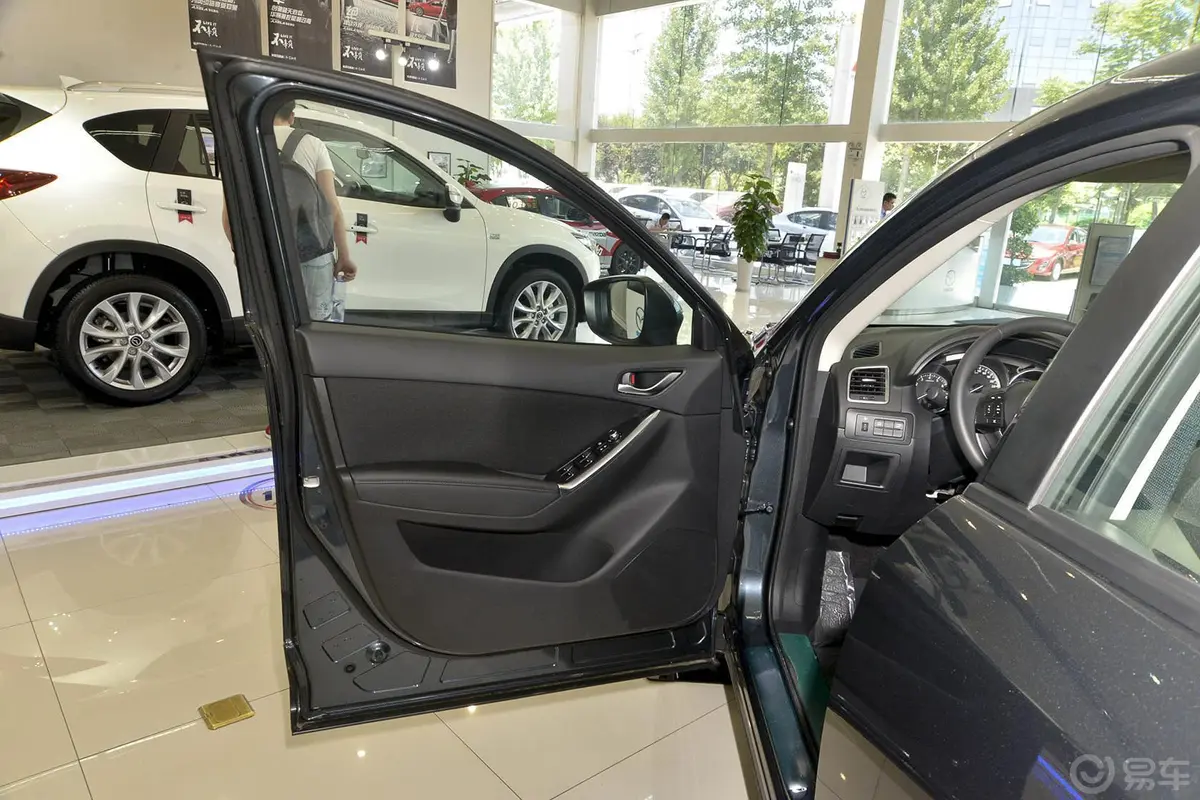 马自达CX-52.0L 手自一体 两驱 都市版驾驶员侧车门内门板