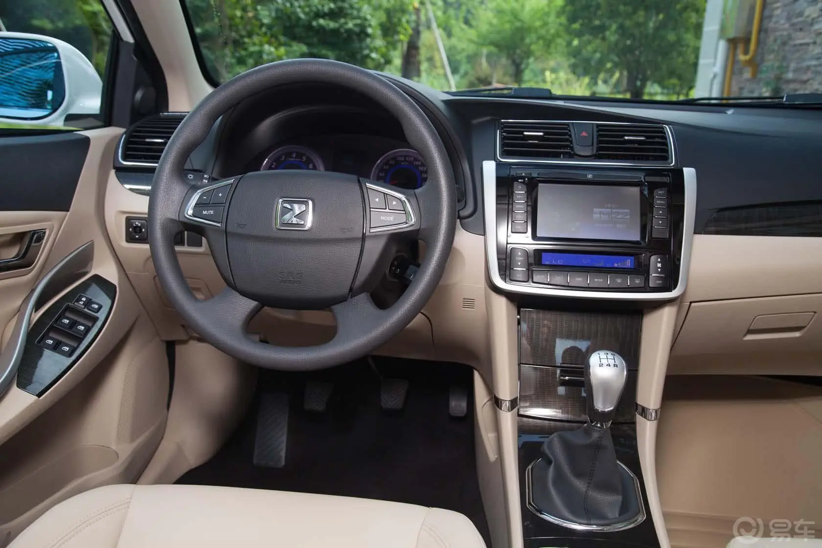 众泰Z3001.5L 手动 尊贵版中控台驾驶员方向