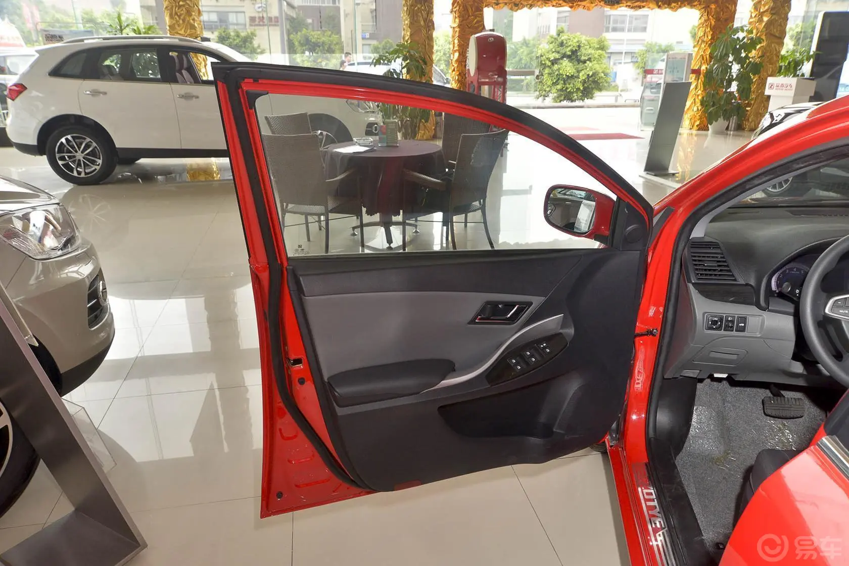 众泰Z300新视界版 1.6L 自动 豪华型驾驶员侧车门内门板