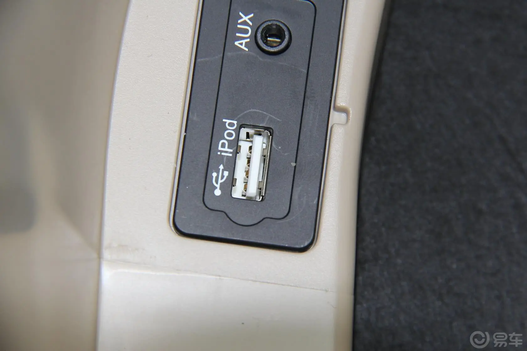 众泰Z5001.5T CVT 豪华型USB接口