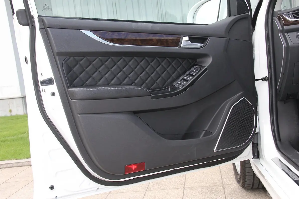 众泰Z5001.5T 手动 旗舰版驾驶员侧车门内门板
