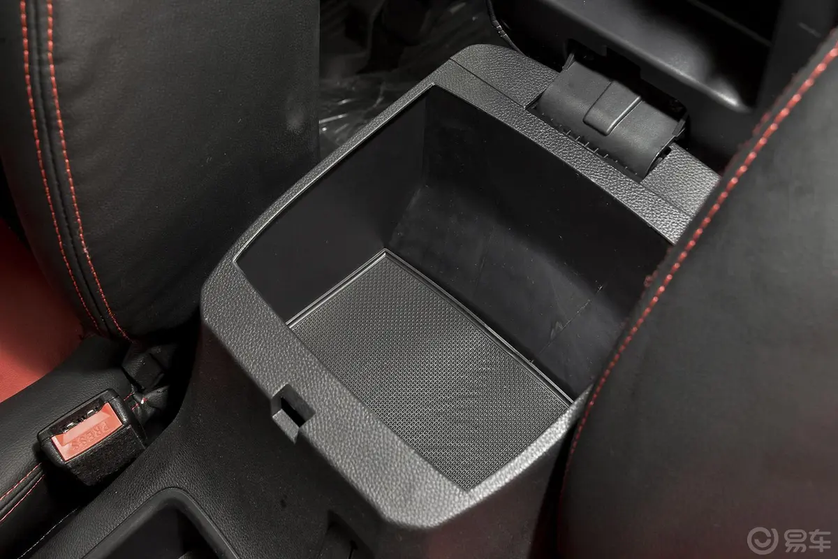 长安欧尚CX701.6L 手动 舒适版前排中央扶手箱空间