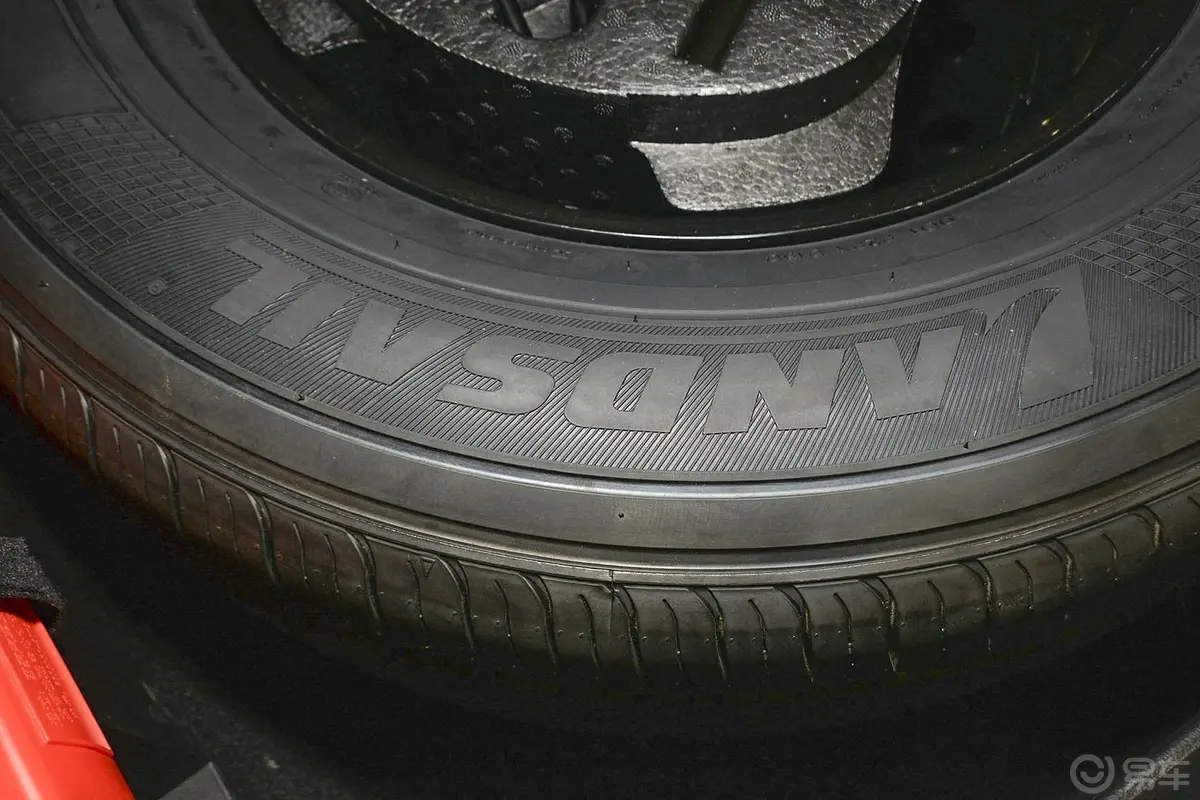 众泰T600运动版 2.0T 双离合 尊享版备胎品牌