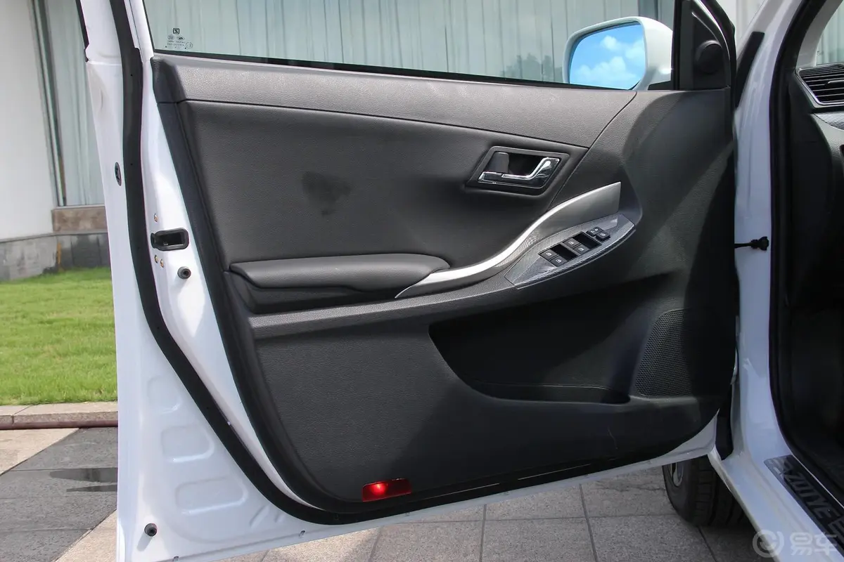 众泰Z3001.5L 手动 尊享版驾驶员侧车门内门板