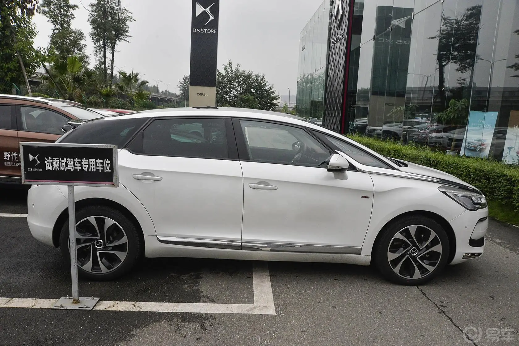 DS 51.8T 手自一体 THP200 旗舰版正侧车头向右水平