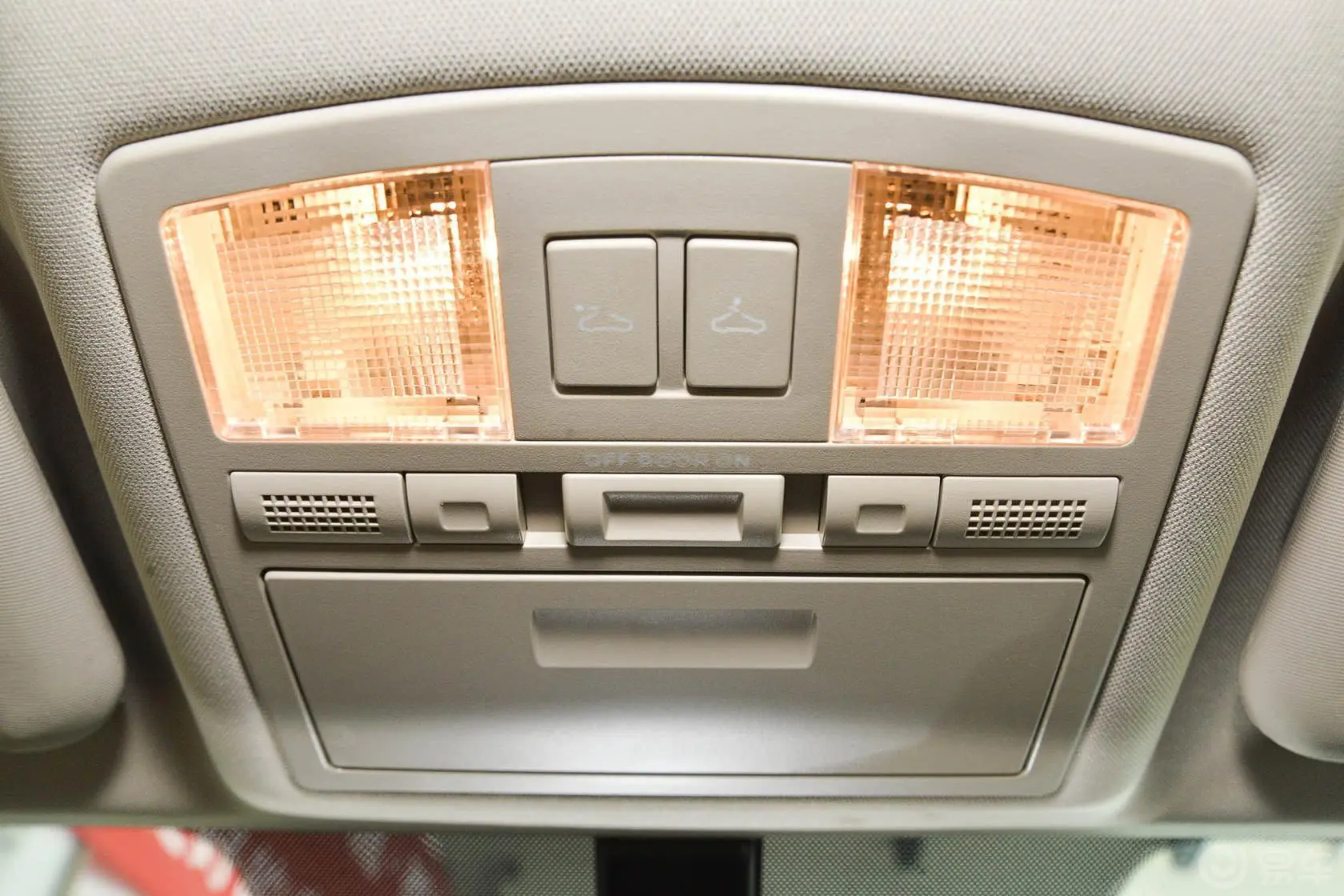奔腾X802.0L 自动 舒适型前排车顶中央控制区