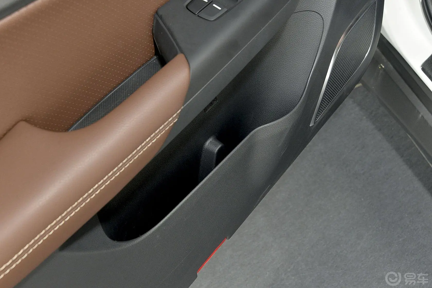 比亚迪S71.5T 手动 尊贵型 7座 升级版驾驶员门储物盒