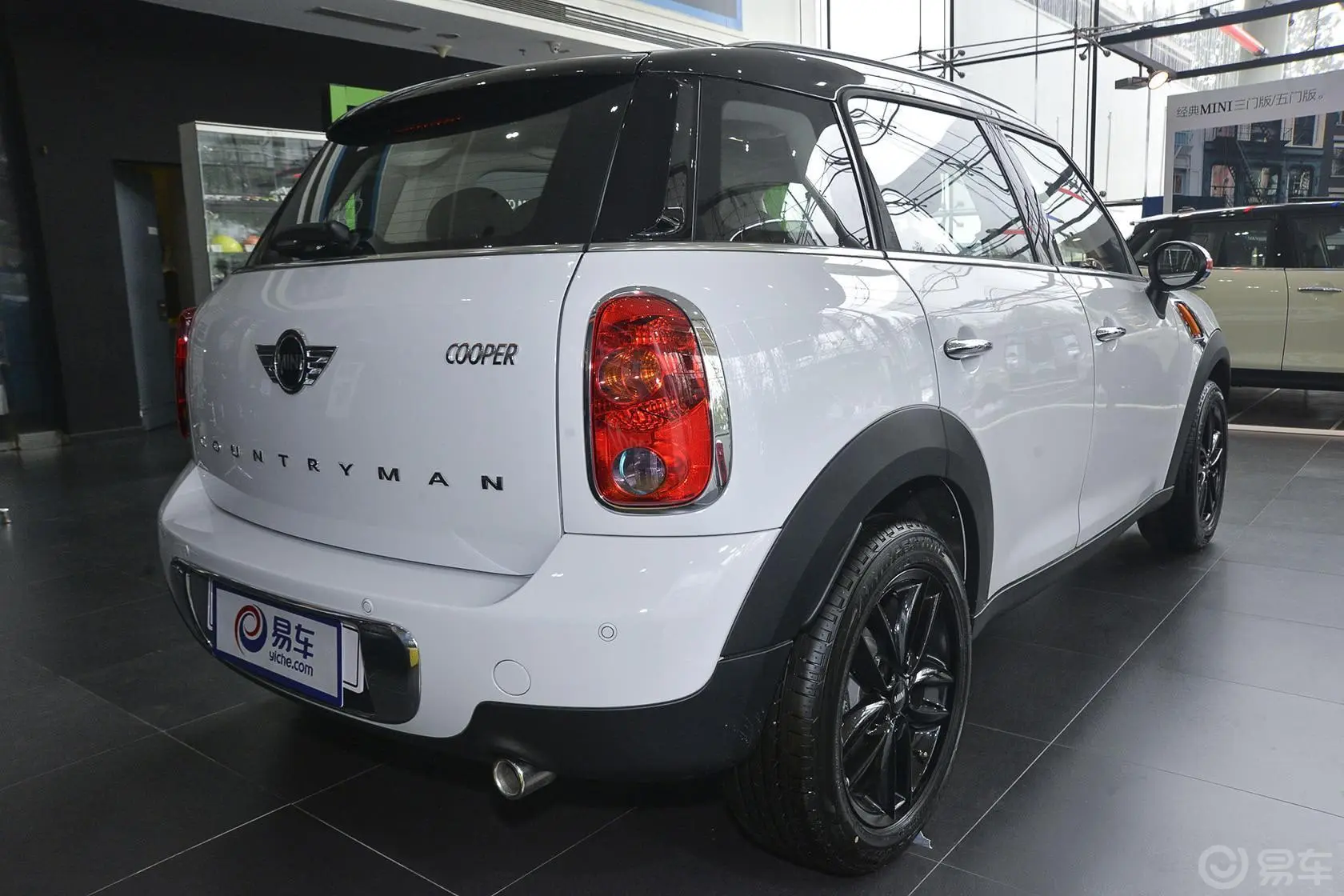 MINI COUNTRYMAN1.6L COOPER Fun侧后45度车头向右水平