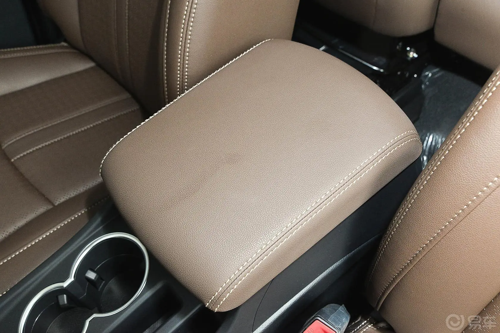 比亚迪S71.5T 手动 尊贵型 7座 升级版前排中央扶手箱