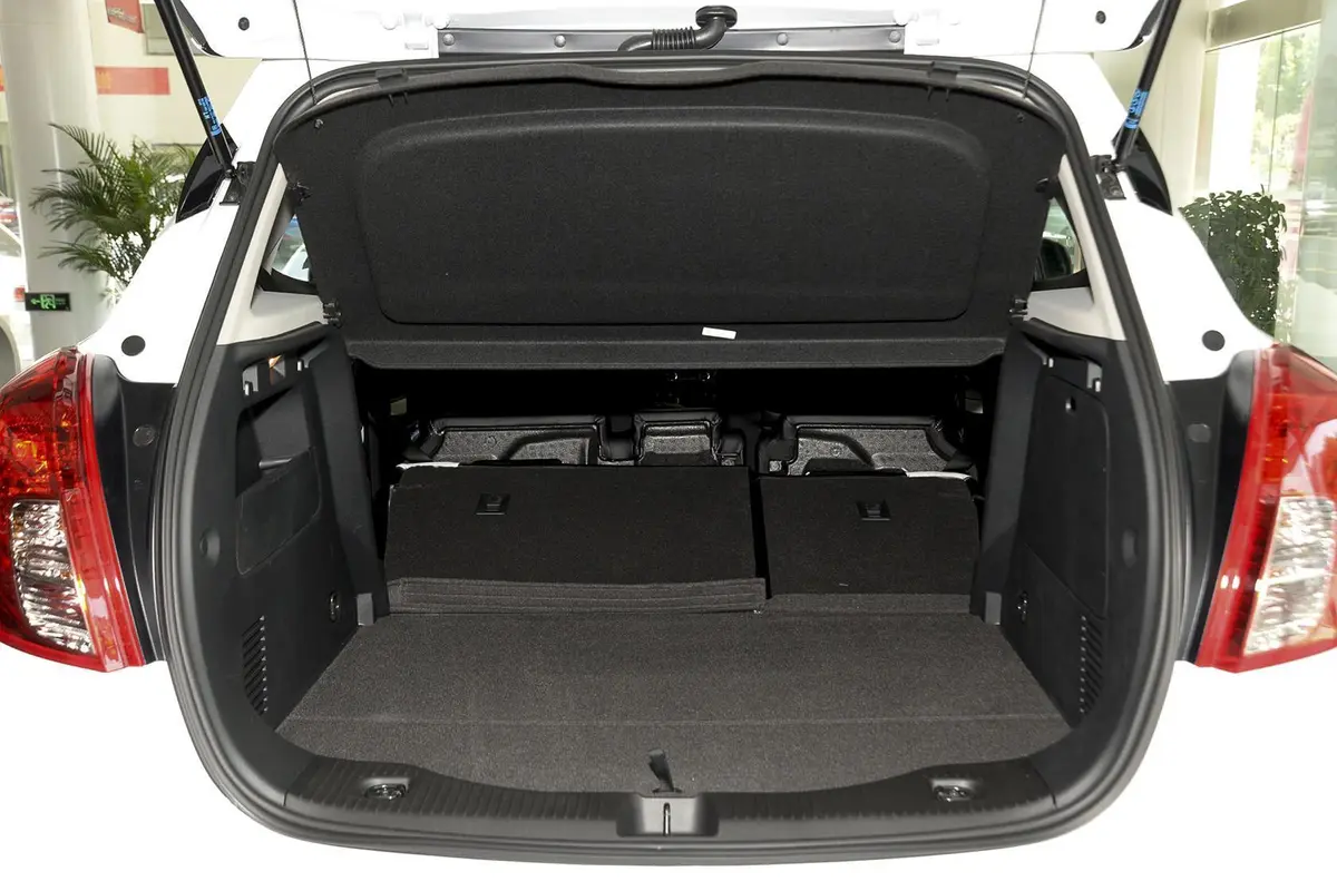 昂科拉18T 自动 两驱 都市时尚型行李箱空间