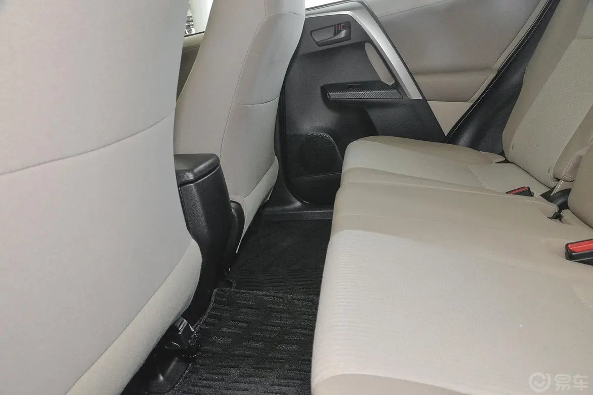 RAV4荣放2.0L CVT 两驱 风尚版空间