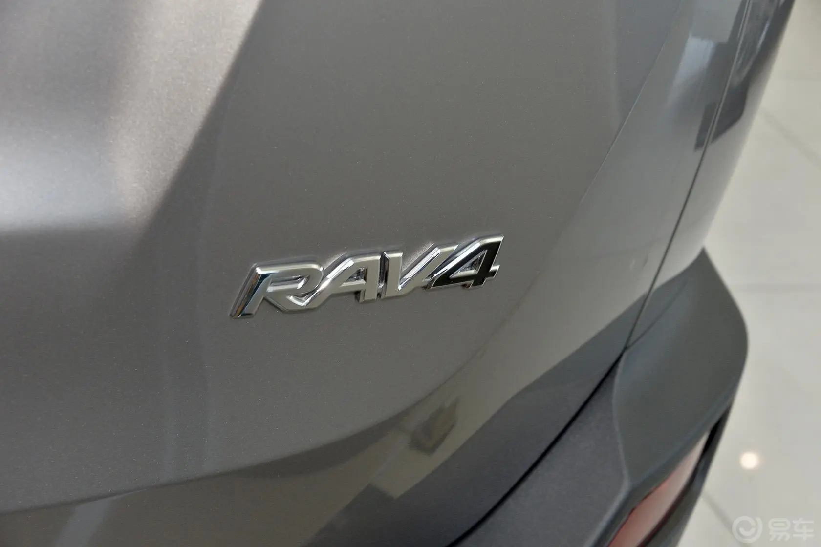 RAV4荣放2.0L CVT 两驱 风尚版尾标