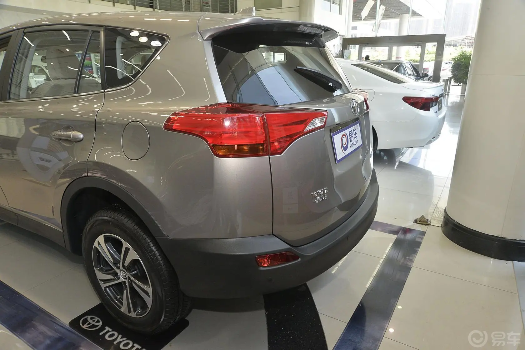 RAV4荣放2.0L CVT 两驱 风尚版车尾局部