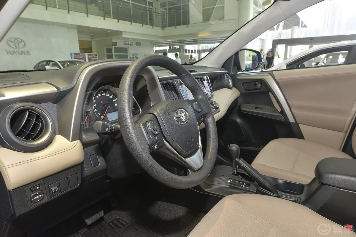 RAV4荣放2.0L CVT 两驱 风尚版内饰