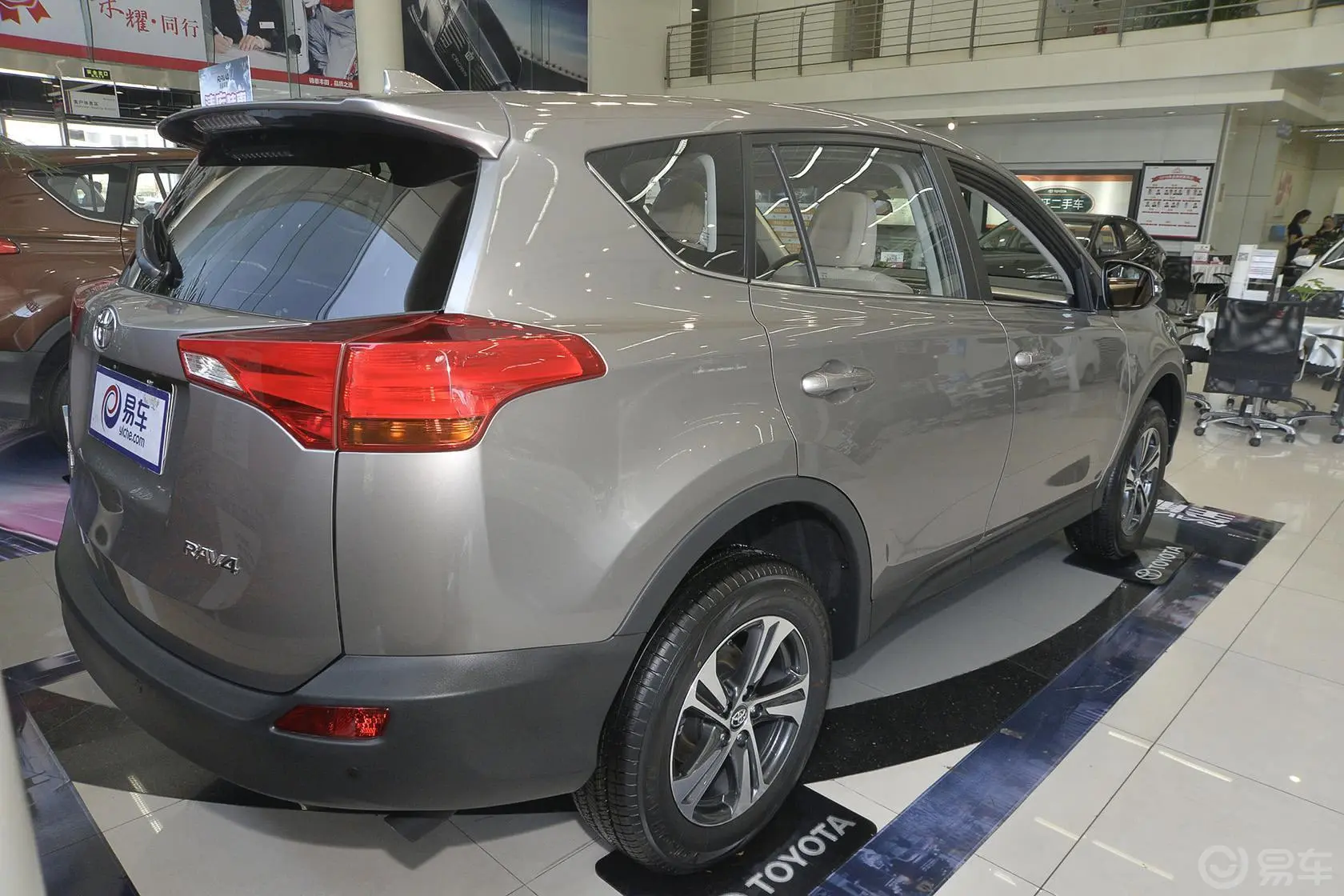 RAV4荣放2.0L CVT 两驱 风尚版侧后45度车头向右水平