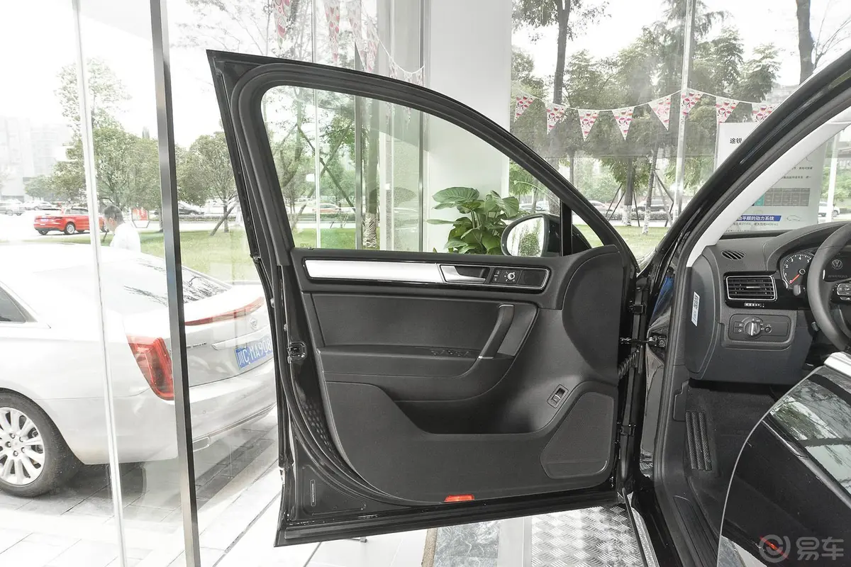 途锐V6 TSI 舒适型驾驶员侧车门内门板