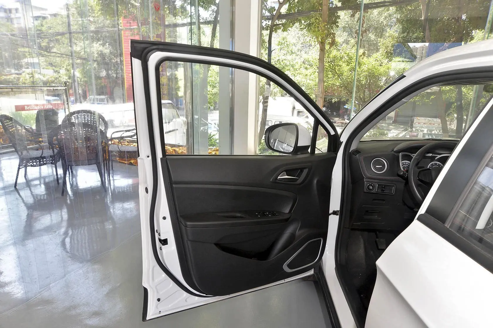 中华V31.5L 手动 舒适版驾驶员侧车门内门板