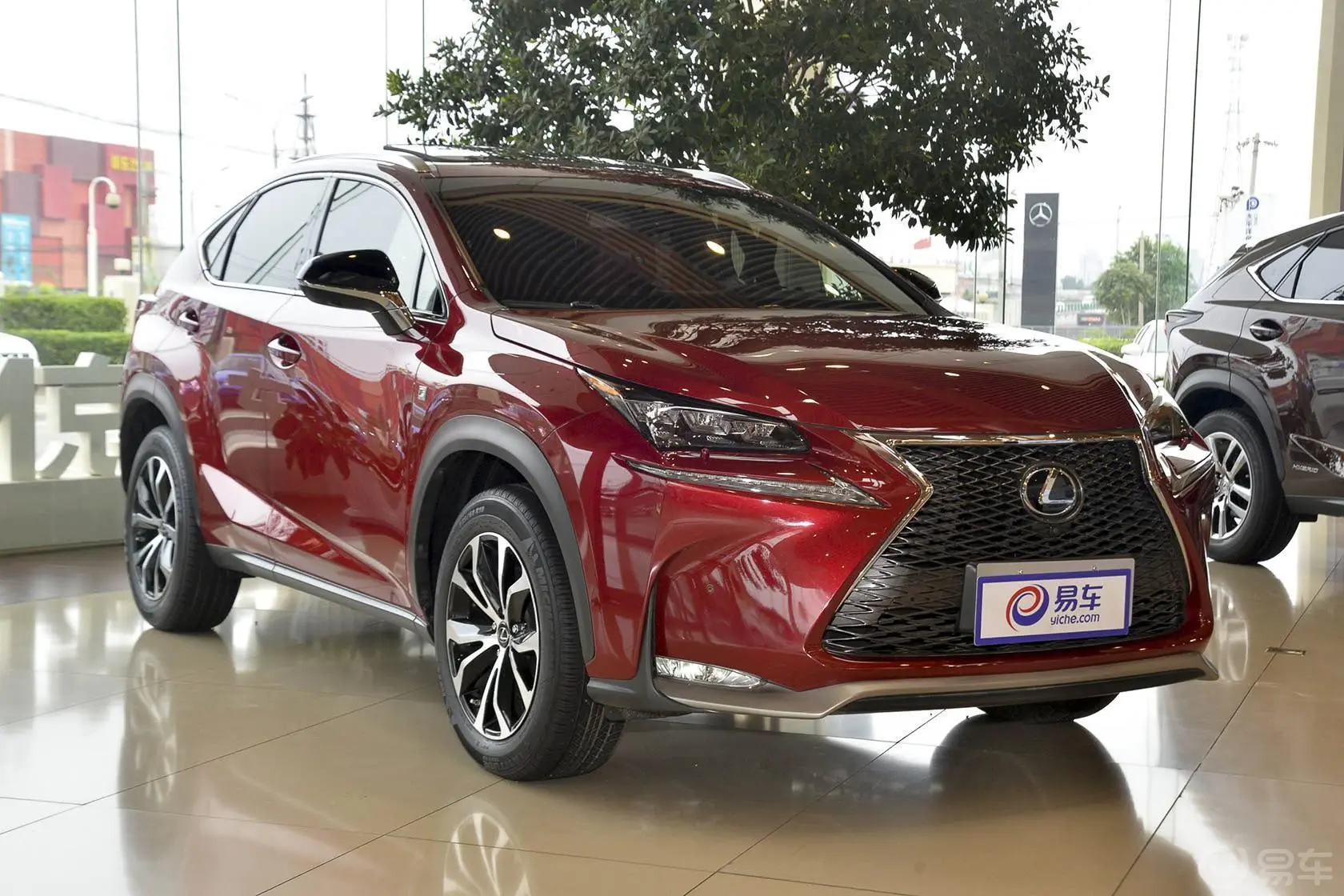 雷克萨斯NX200t F SPORT侧前45度车头向右水平