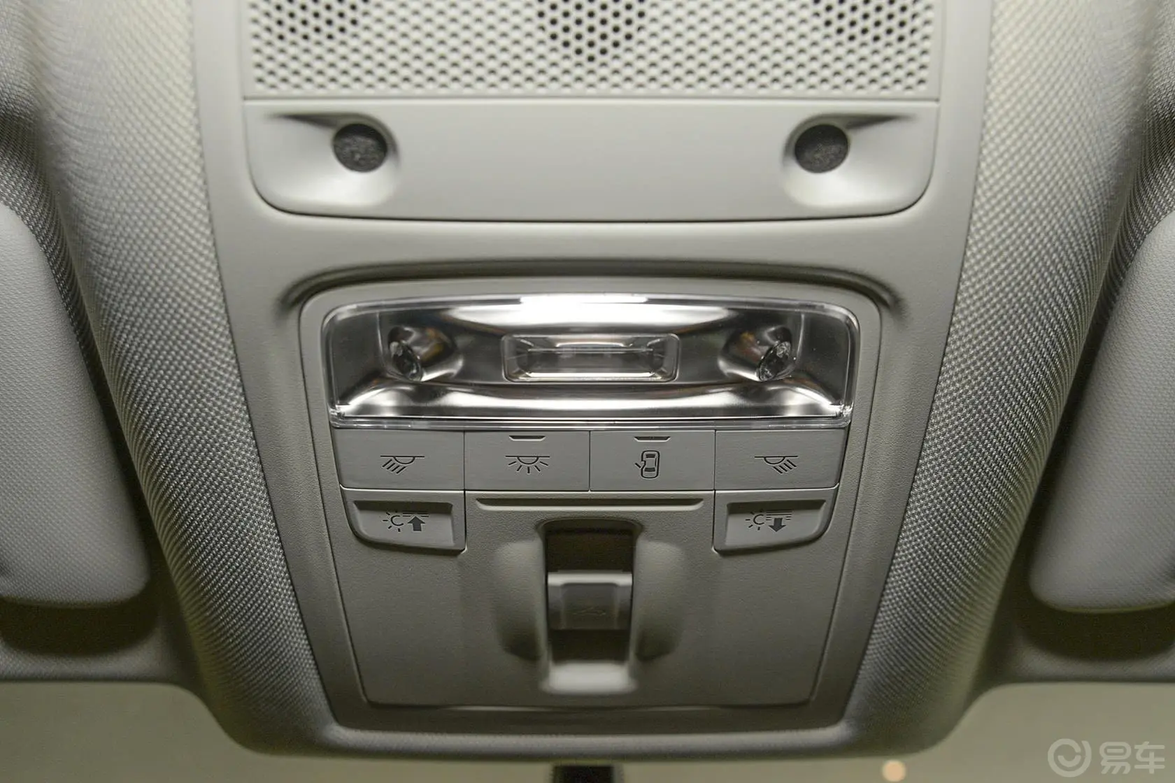 奥迪Q335 TFSI 时尚型前排车顶中央控制区