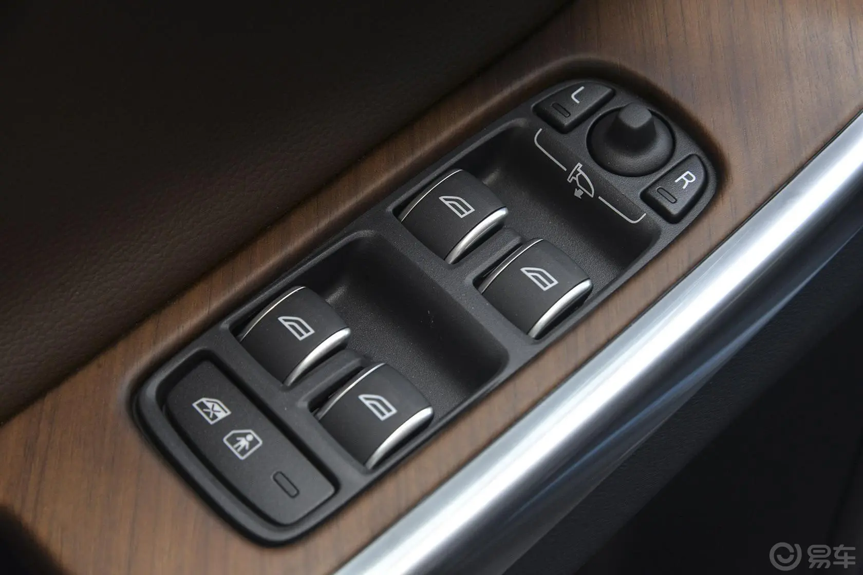 沃尔沃XC60T5 AWD 智越版车窗升降键