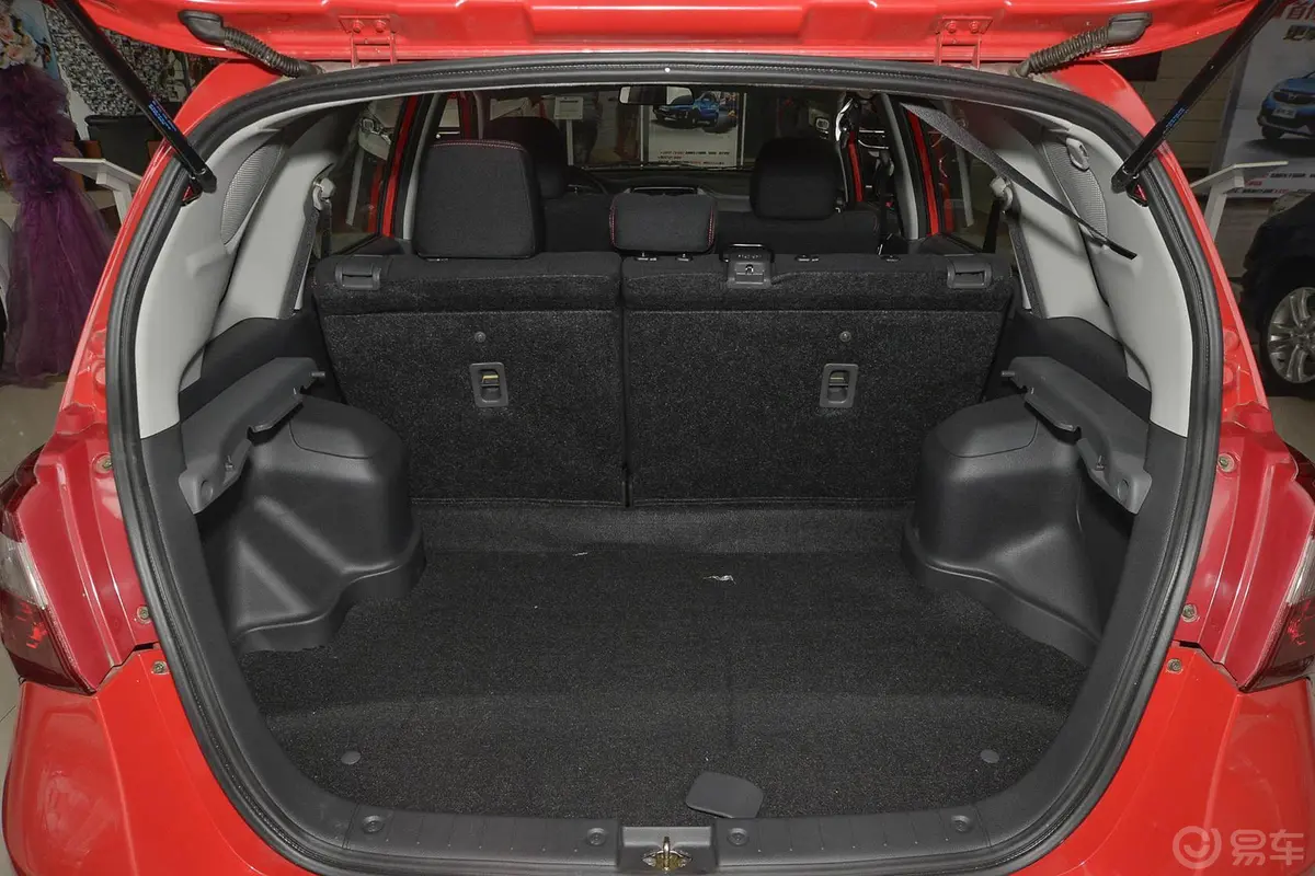利亚纳A6两厢 1.4L 手动 畅想版行李箱空间
