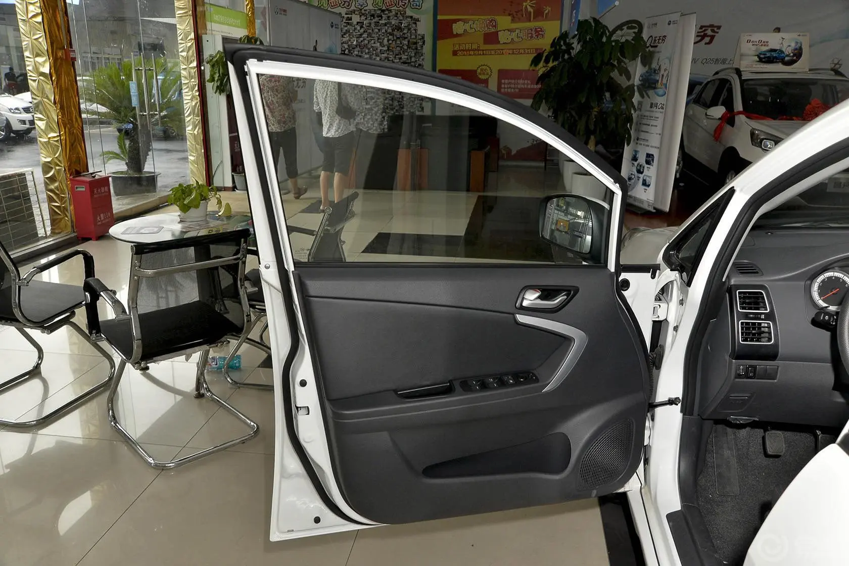利亚纳A6两厢 1.4L 手动 理想版驾驶员侧车门内门板