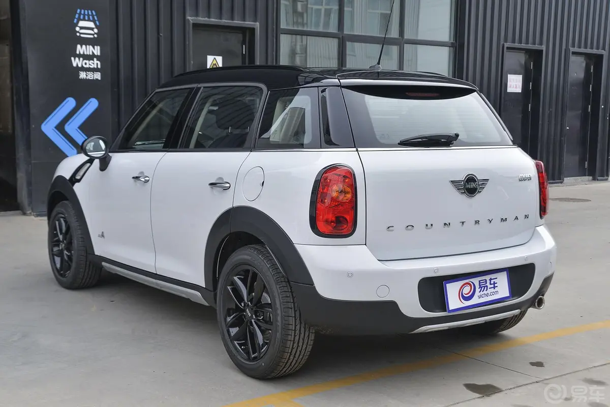 MINI COUNTRYMAN1.6T COOPER All 4 Fun 装备控侧后45度车头向左水平