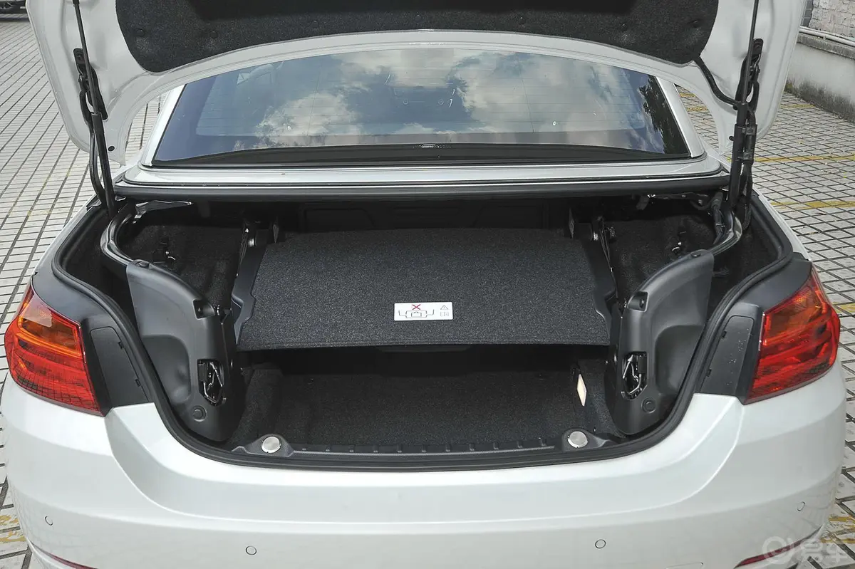 宝马4系敞篷轿跑车 428i xDrive 设计套装型行李箱空间