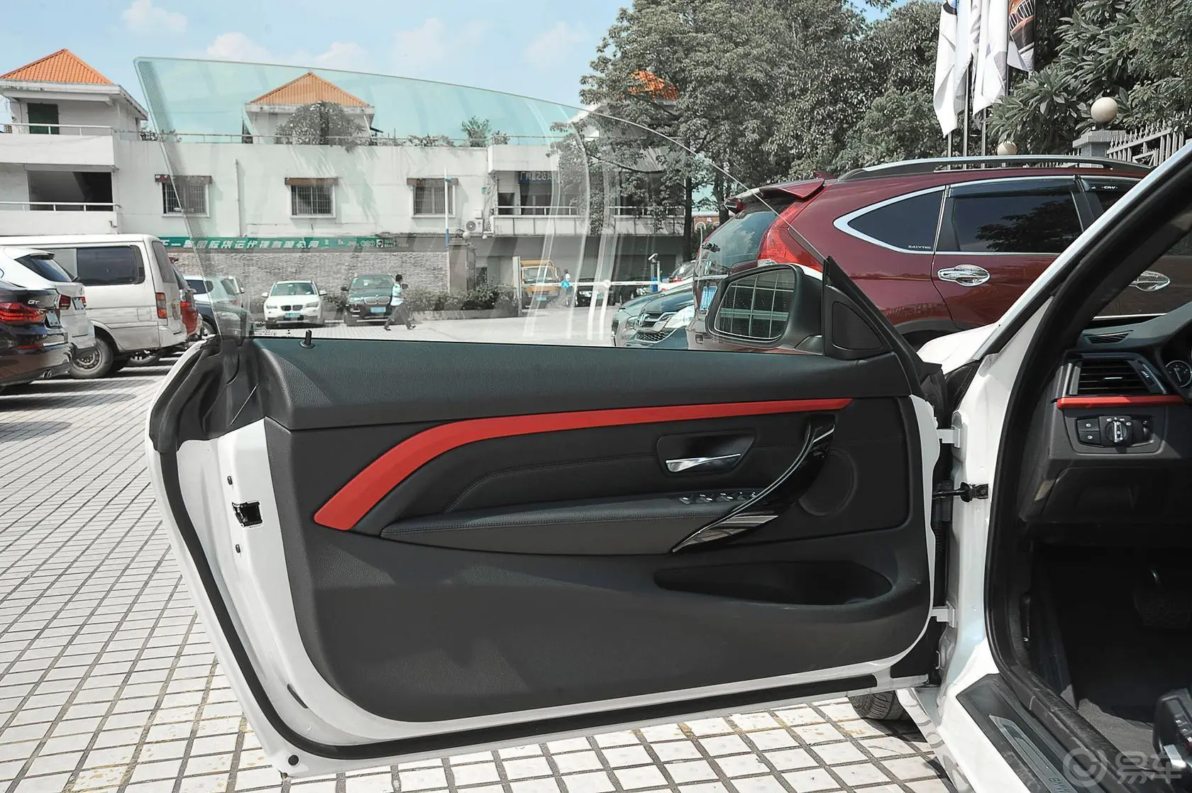 宝马4系敞篷轿跑车 428i xDrive 设计套装型驾驶员侧车门内门板