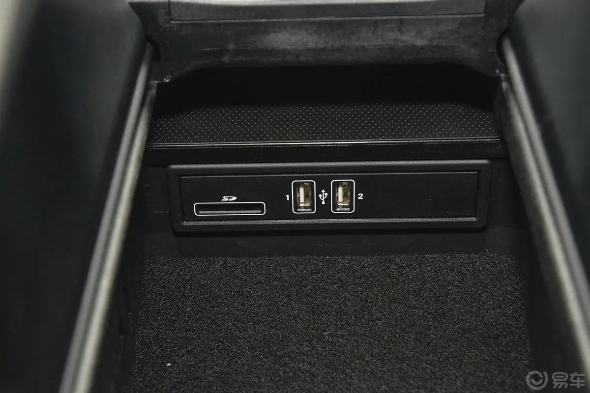 奔驰C级(进口)C200 轿跑车USB接口
