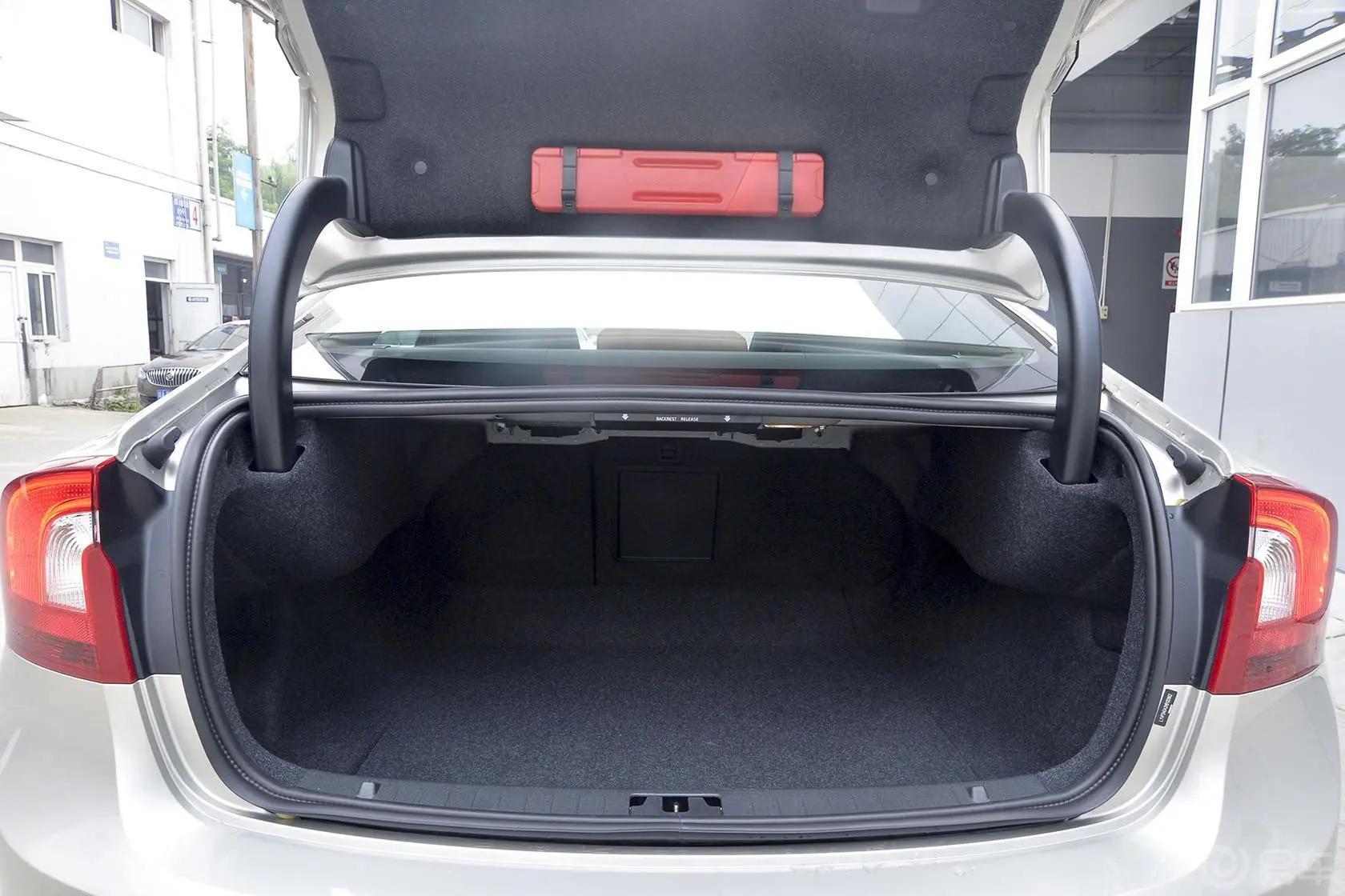 沃尔沃S60T5 智驭版行李箱空间