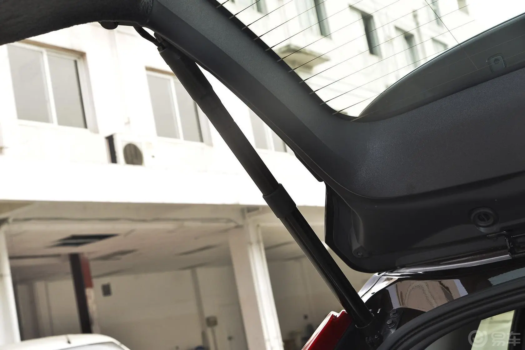 沃尔沃XC60T5 AWD 智驭版行李厢支撑杆